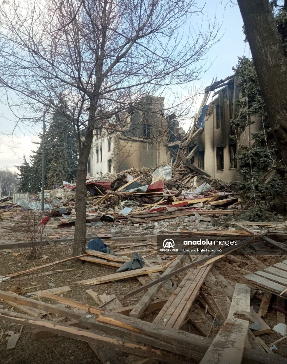 Mariupol şehrinde tiyatro binası bombalandı