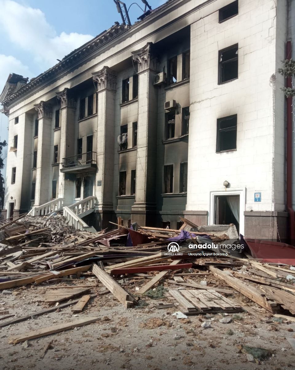 Mariupol şehrinde tiyatro binası bombalandı