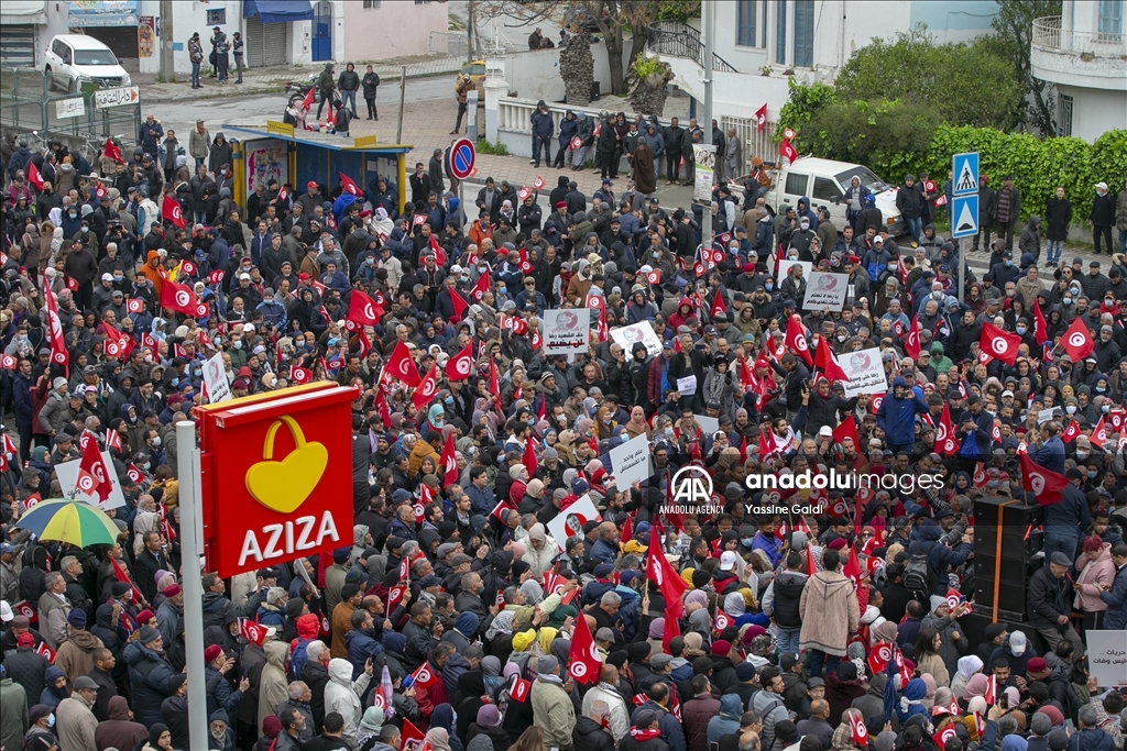 Tunisie : des milliers manifestent, commémorant l'indépendance et rejetant le "coup d'Etat"
