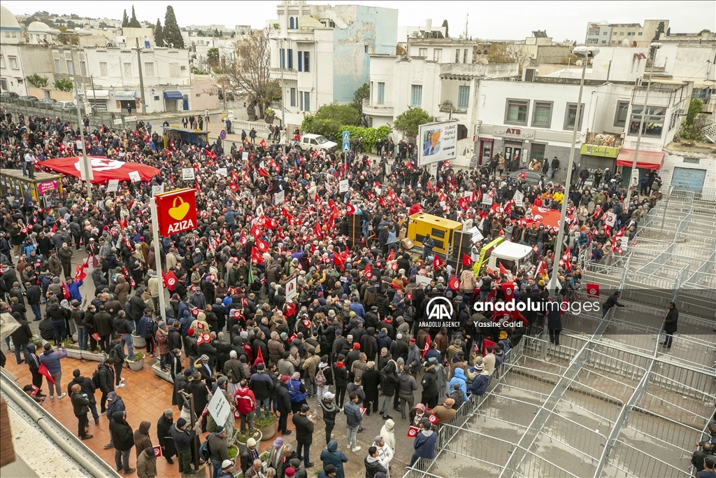 Tunisie : des milliers manifestent, commémorant l'indépendance et rejetant le "coup d'Etat"
