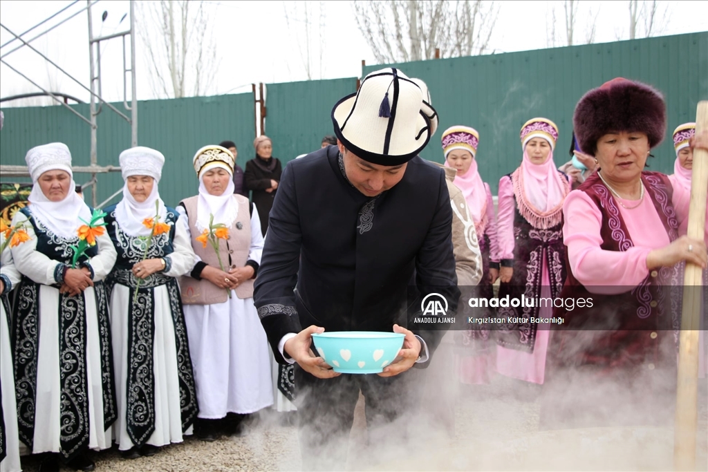 Kırgızistan'da Nevruz Bayramı tatlısı "sümölök" pişirilmeye başlandı