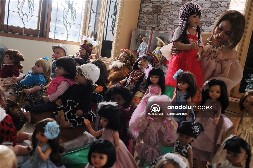 Endonezyalı kadın oyuncak bebek koleksiyonuyla evini adeta müzeye çevirdi​​​​​​