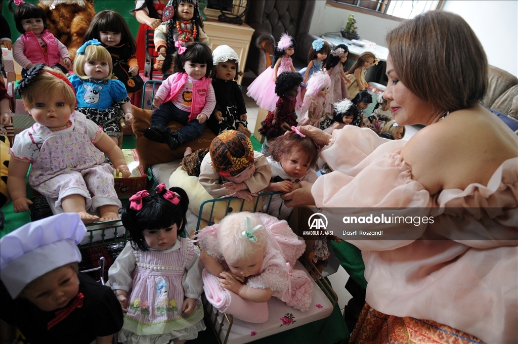 Endonezyalı kadın oyuncak bebek koleksiyonuyla evini adeta müzeye çevirdi​​​​​​