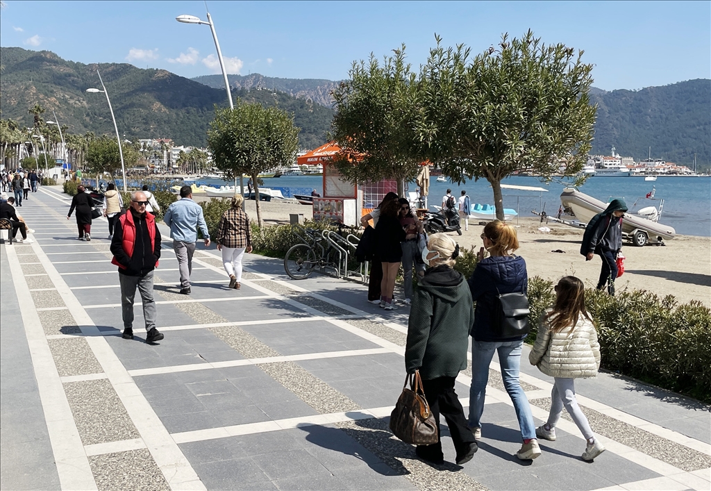 Muğla sahillerinde güneşli havada yoğunluk oluştu