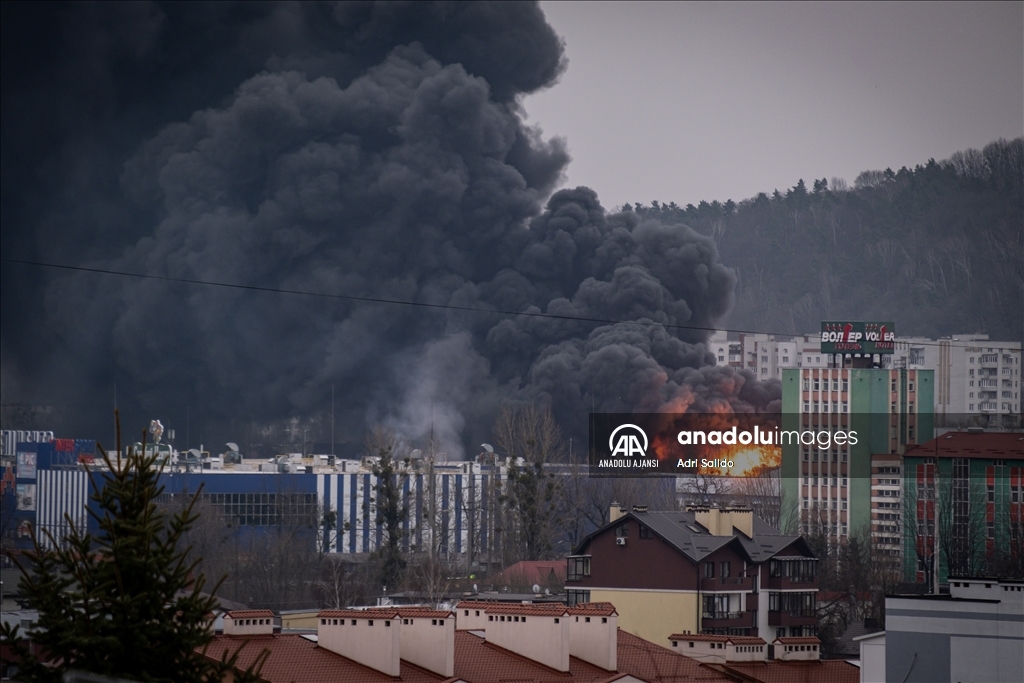 Lviv'de bir bölgeden dumanlar yükseldi