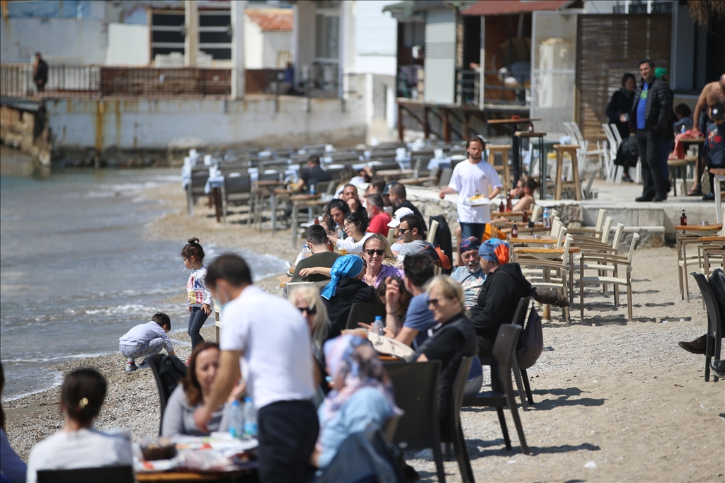 Muğla sahillerinde güneşli havada yoğunluk oluştu