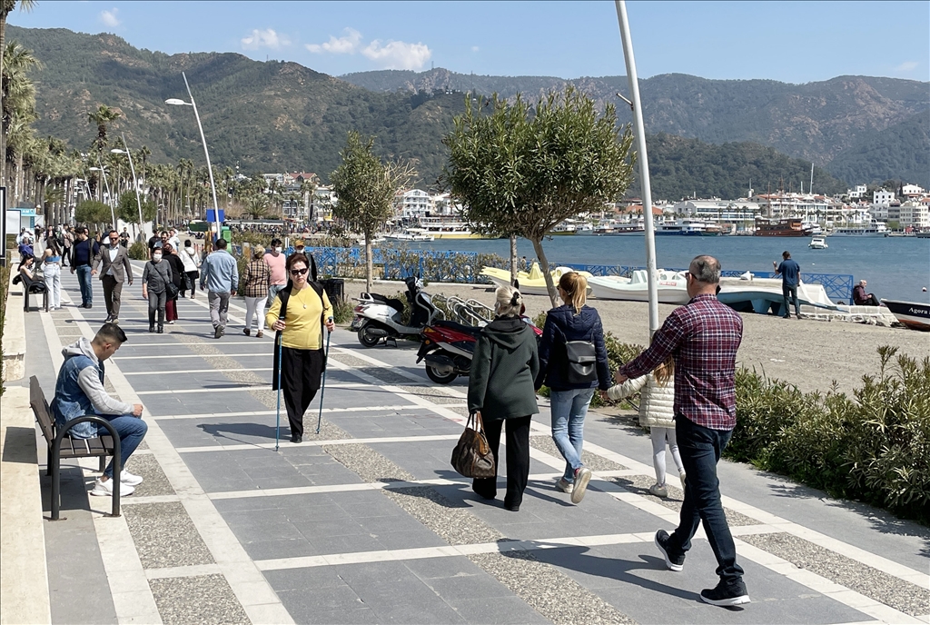 Muğla sahillerinde güneşli havada yoğunluk oluştu