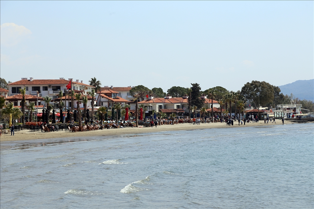 Muğla sahillerinde güneşli havada yoğunluk oluştu
