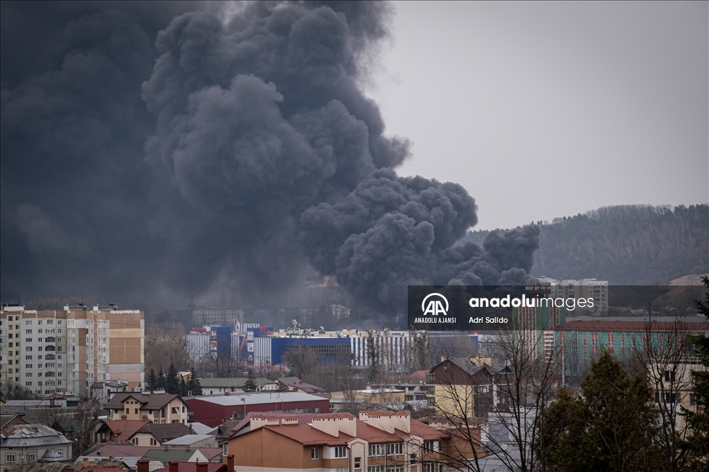 Lviv'de bir bölgeden dumanlar yükseldi