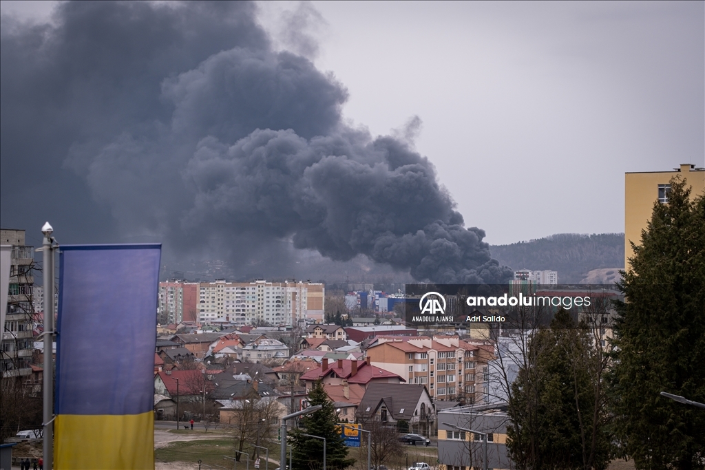 Lviv'de bir bölgeden dumanlar yükseldi