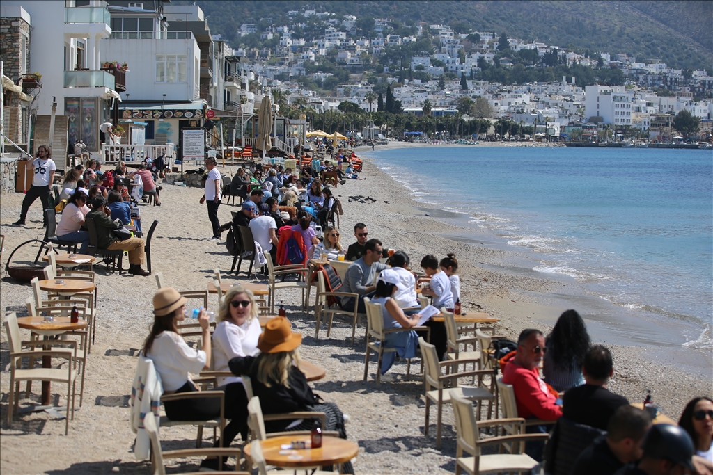 Muğla sahillerinde güneşli havada yoğunluk oluştu