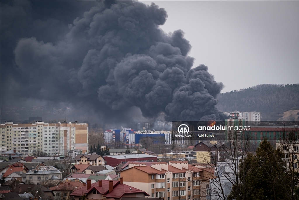 Lviv'de bir bölgeden dumanlar yükseldi