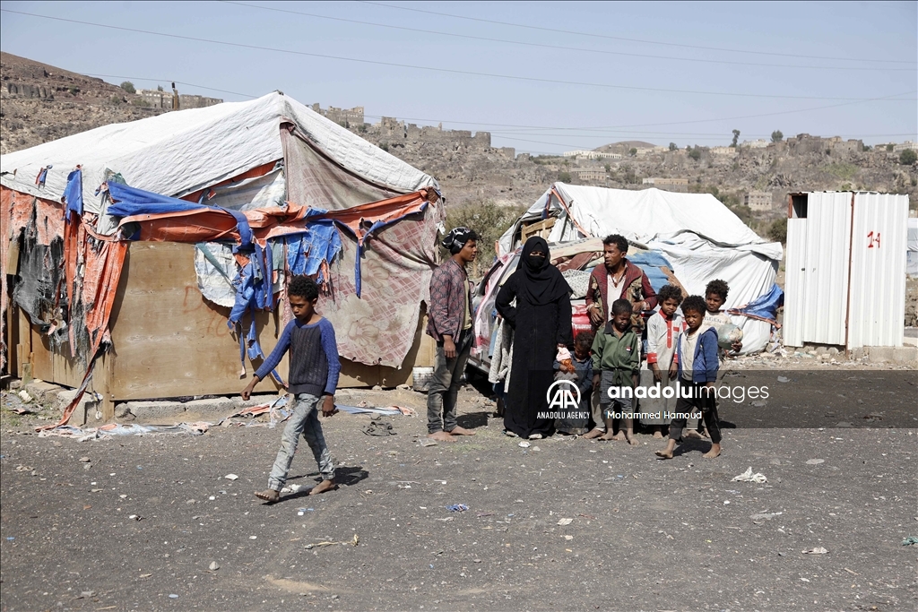 نحو 450 أسرة يمنية نازحة باتت مهددة بالتشرد في شوارع صنعاء دون مأوى بسبب مشكلات على أرض المخيم