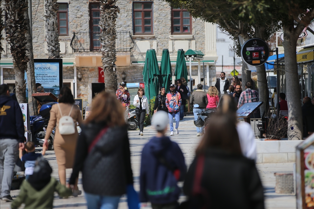 Muğla sahillerinde güneşli havada yoğunluk oluştu