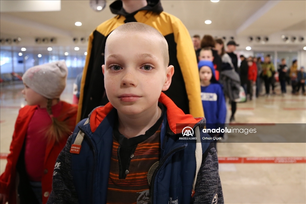 Savaş bölgesinden tahliye edilen Ukraynalı yetim çocuklar Antalya'ya geldi