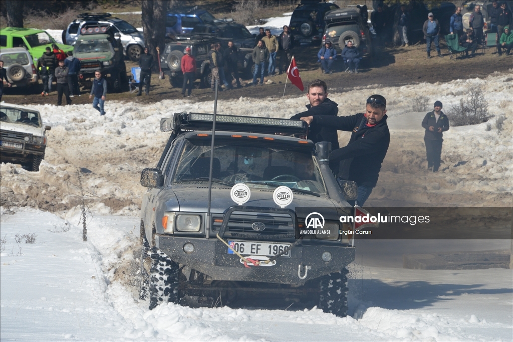 Kütahya'nın 2300 metre rakımlı Murat Dağı'nda off-road heyecanı