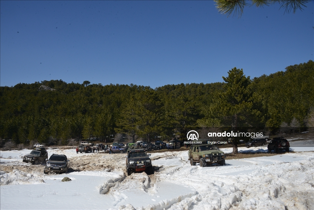 Kütahya'nın 2300 metre rakımlı Murat Dağı'nda off-road heyecanı
