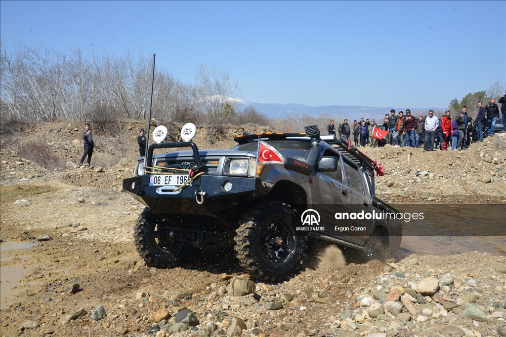 Kütahya'nın 2300 metre rakımlı Murat Dağı'nda off-road heyecanı