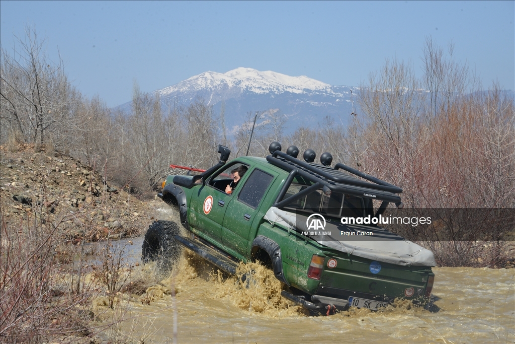 Kütahya'nın 2300 metre rakımlı Murat Dağı'nda off-road heyecanı