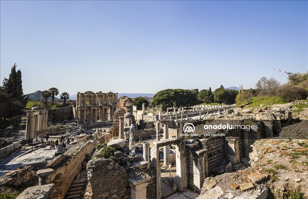 Efes Antik Kenti her mevsim turist ağırlamaya devam ediyor