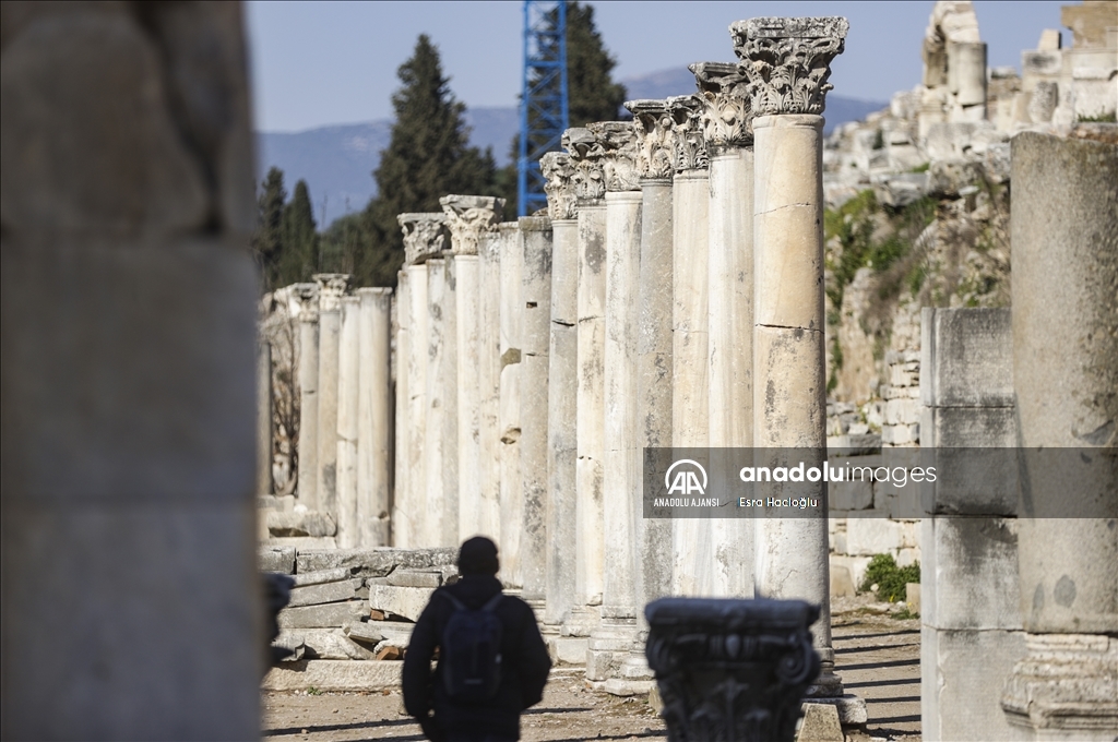 Efes Antik Kenti her mevsim turist ağırlamaya devam ediyor