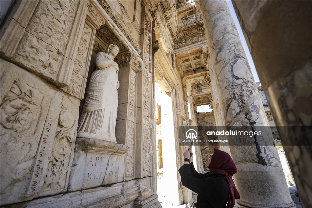 Efes Antik Kenti her mevsim turist ağırlamaya devam ediyor