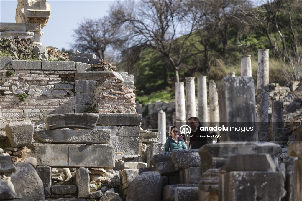 Efes Antik Kenti her mevsim turist ağırlamaya devam ediyor