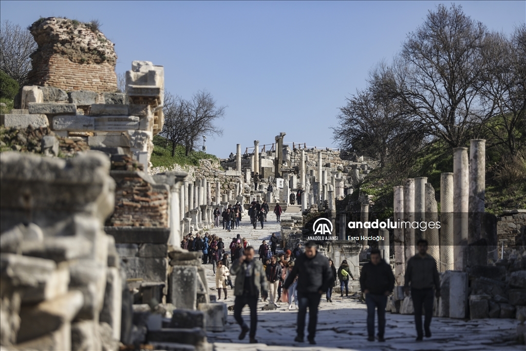 Efes Antik Kenti her mevsim turist ağırlamaya devam ediyor