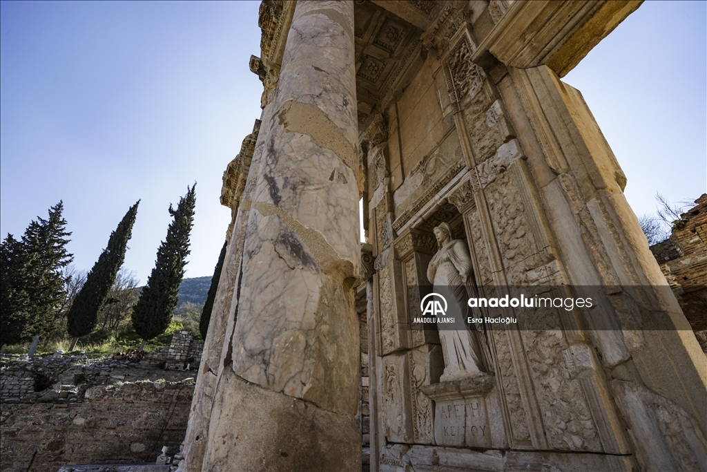Efes Antik Kenti her mevsim turist ağırlamaya devam ediyor