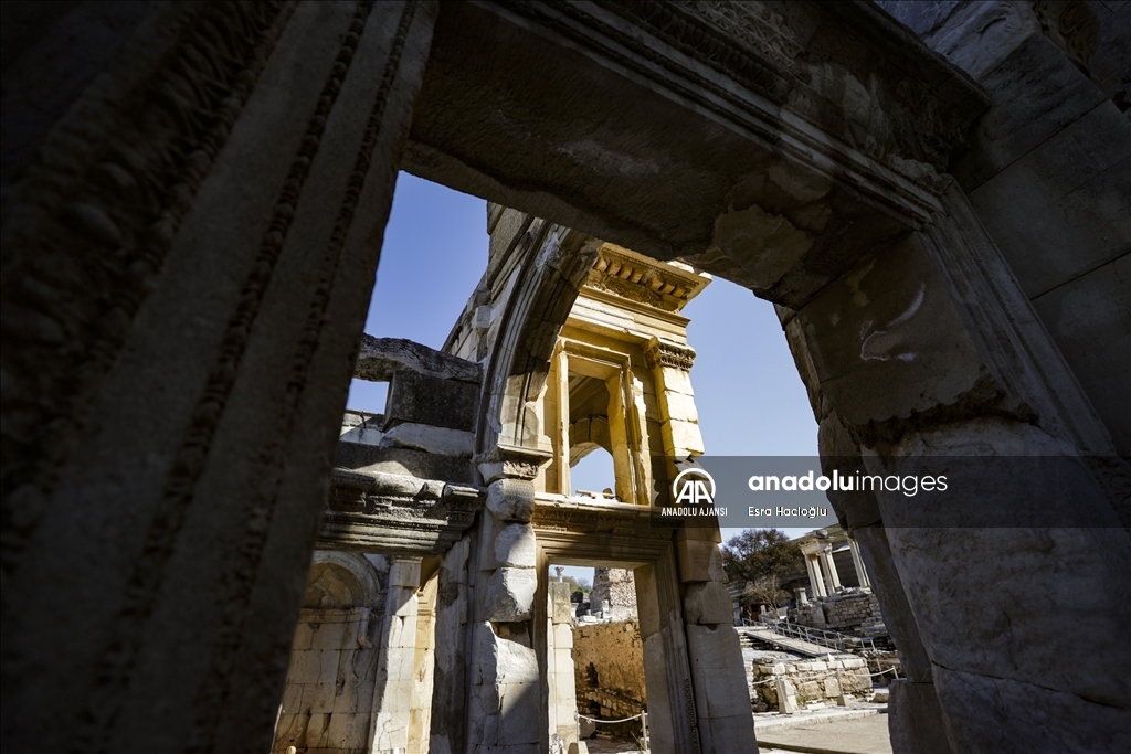 Efes Antik Kenti her mevsim turist ağırlamaya devam ediyor