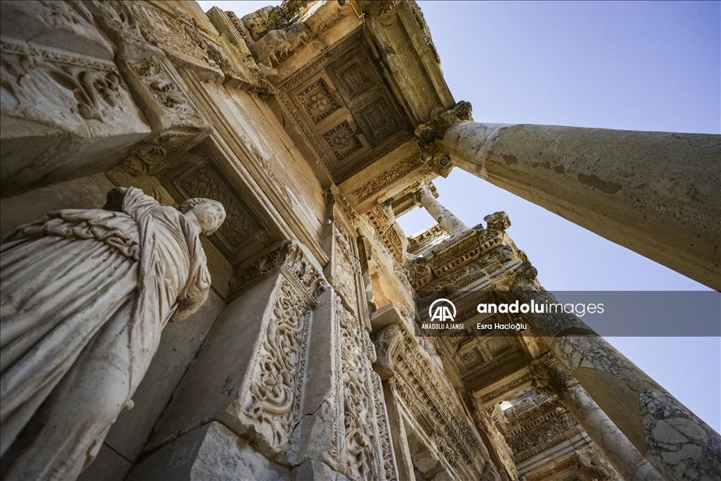 Efes Antik Kenti her mevsim turist ağırlamaya devam ediyor