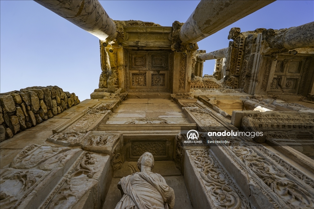 Efes Antik Kenti her mevsim turist ağırlamaya devam ediyor