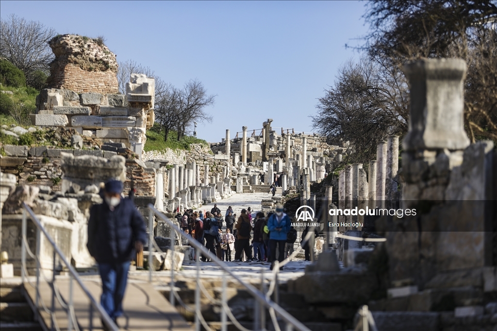 Efes Antik Kenti her mevsim turist ağırlamaya devam ediyor