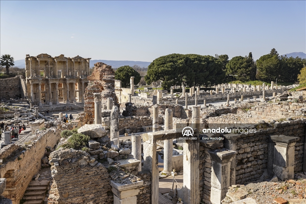 Efes Antik Kenti her mevsim turist ağırlamaya devam ediyor