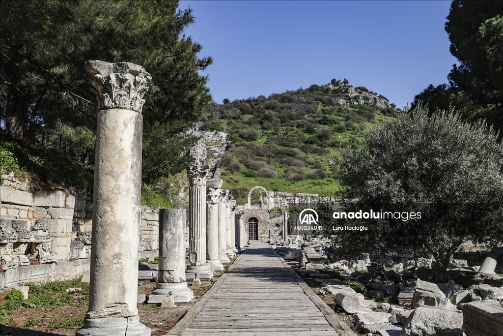 Efes Antik Kenti her mevsim turist ağırlamaya devam ediyor