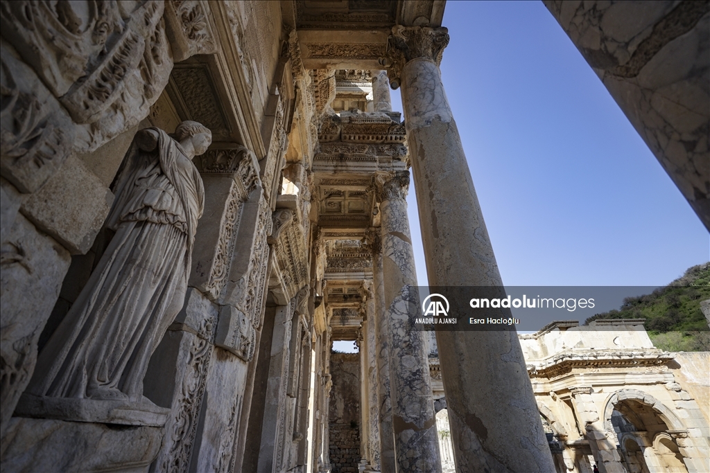 Efes Antik Kenti her mevsim turist ağırlamaya devam ediyor