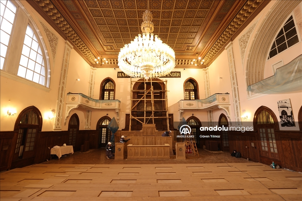 Atatürk'ün Büyük Nutuk'u okuduğu "Riyaset Divanı" orijinal dokusuna kavuşturuldu