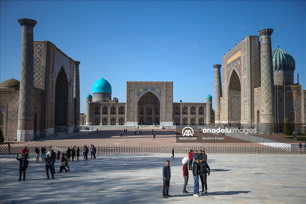 Semerkant'ın kalbi Registan Meydanı