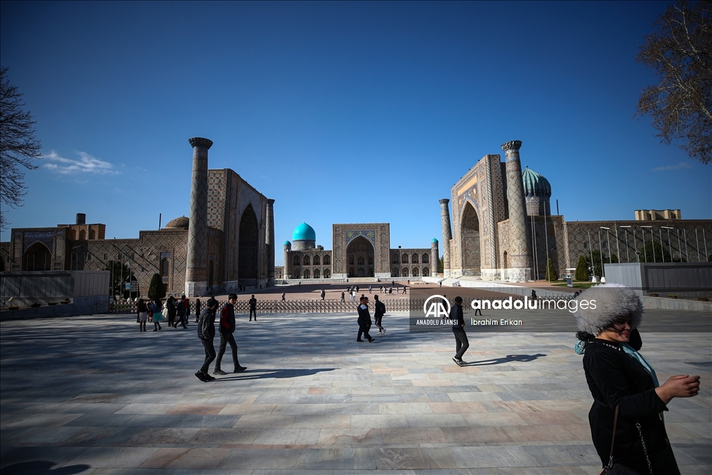 Semerkant'ın kalbi Registan Meydanı