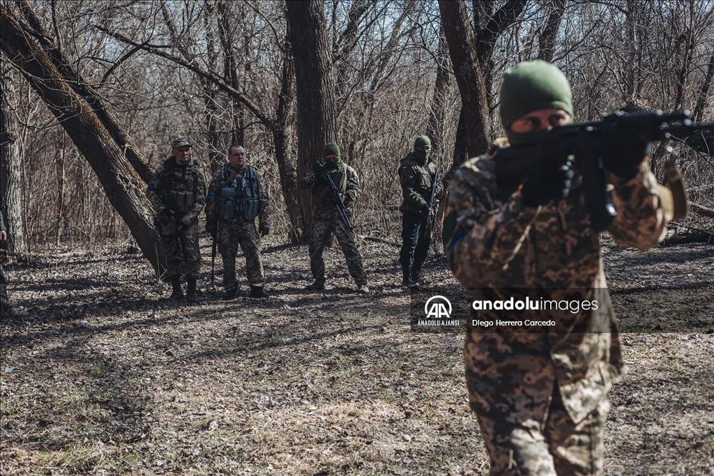 Ukraynalı gönüllüler Zaporijya kentinde askeri eğitim alıyor