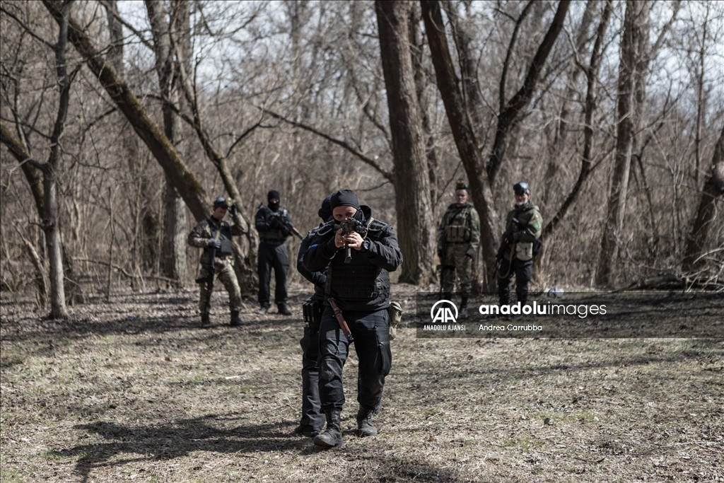 Ukraynalı gönüllüler Zaporijya kentinde askeri eğitim alıyor