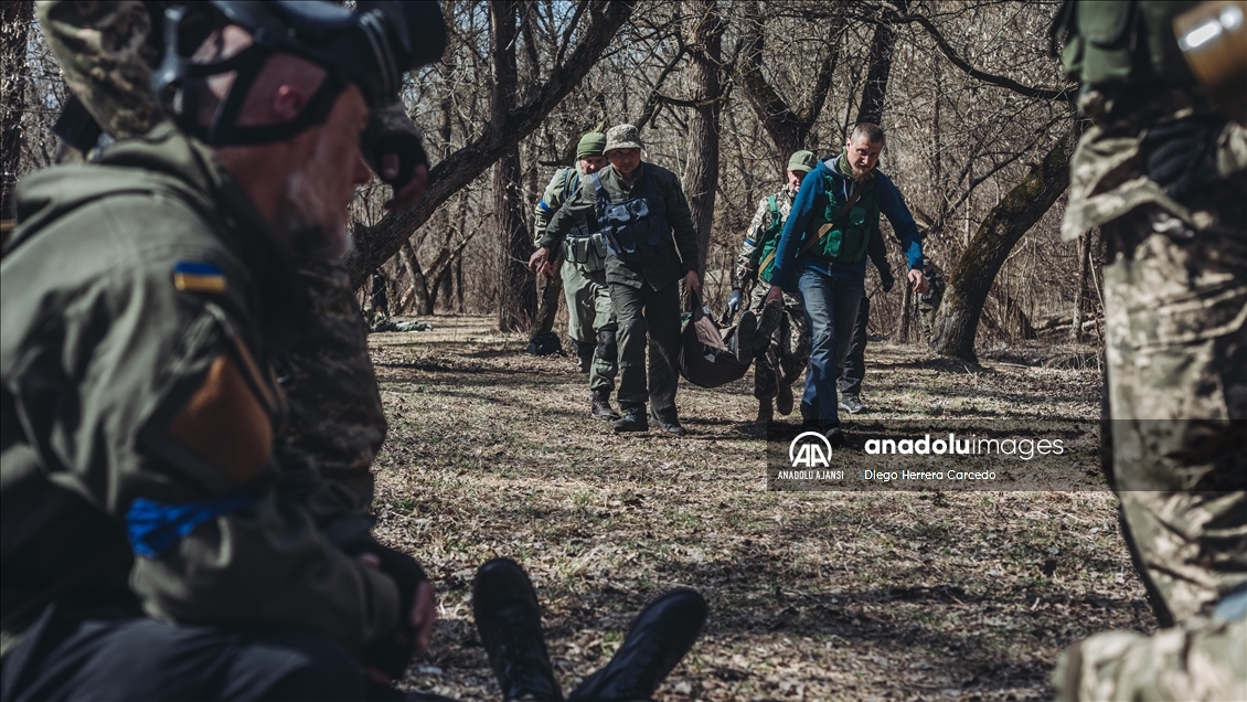 Ukraynalı gönüllüler Zaporijya kentinde askeri eğitim alıyor