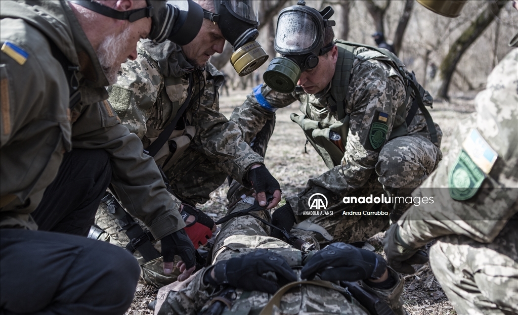 Ukraynalı gönüllüler Zaporijya kentinde askeri eğitim alıyor