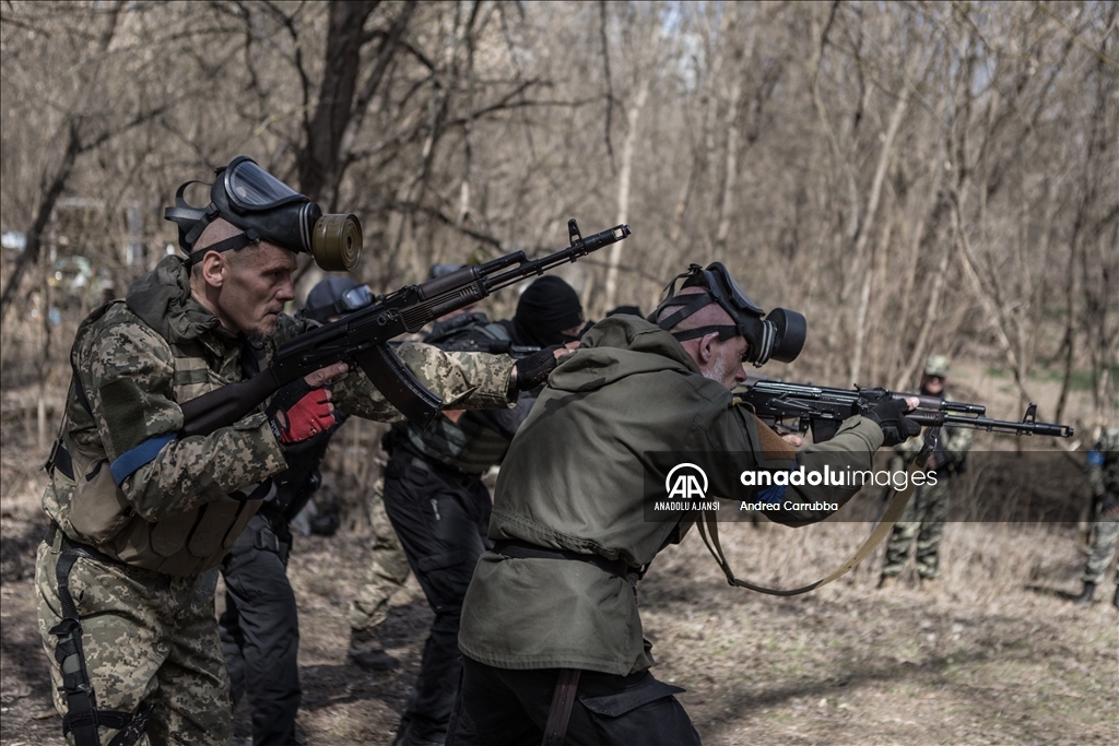 Ukraynalı gönüllüler Zaporijya kentinde askeri eğitim alıyor