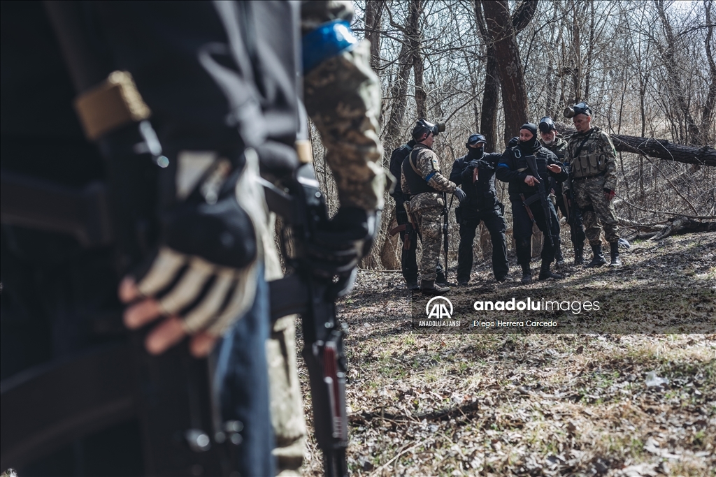 Ukraynalı gönüllüler Zaporijya kentinde askeri eğitim alıyor