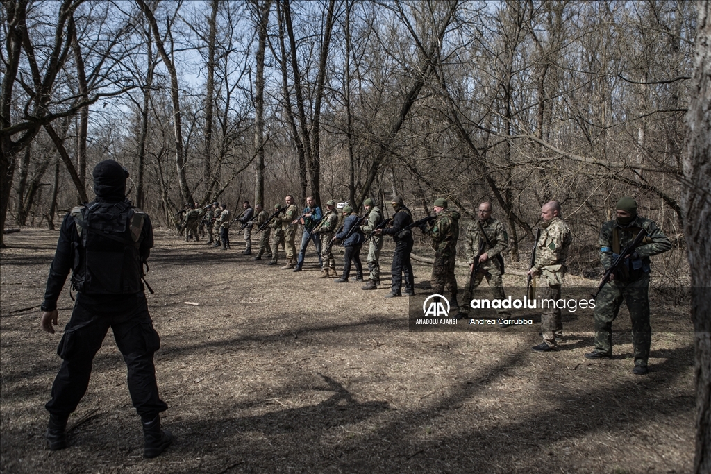 Ukraynalı gönüllüler Zaporijya kentinde askeri eğitim alıyor