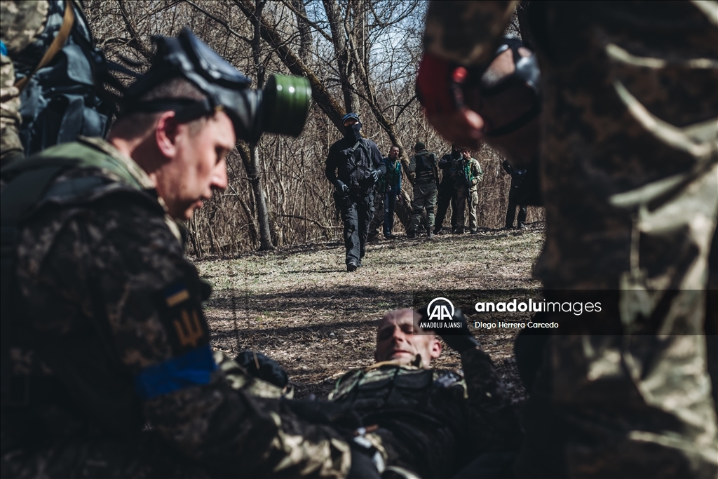 Ukraynalı gönüllüler Zaporijya kentinde askeri eğitim alıyor