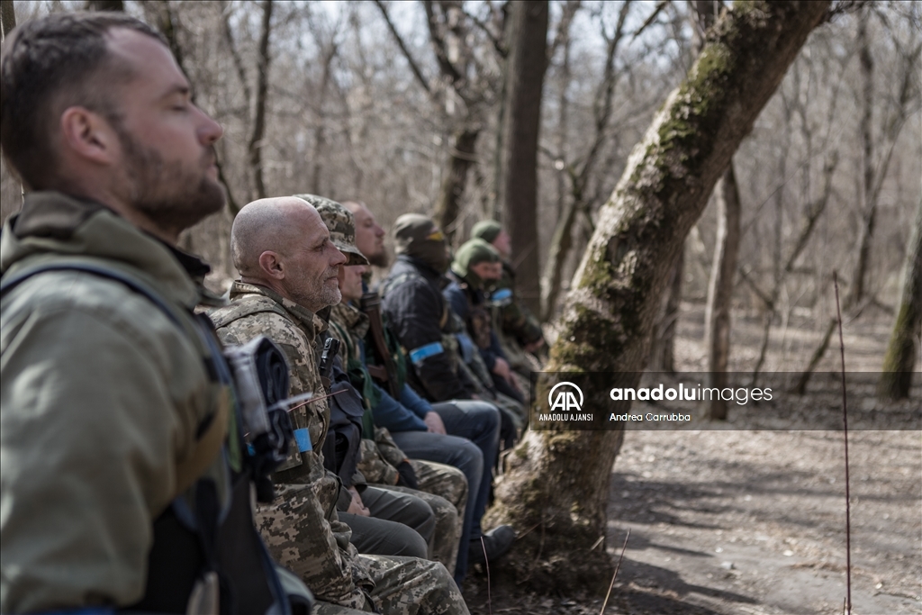 Ukraynalı gönüllüler Zaporijya kentinde askeri eğitim alıyor