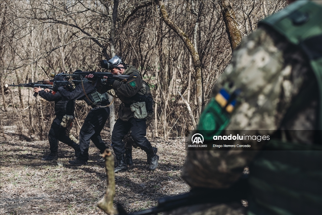 Ukraynalı gönüllüler Zaporijya kentinde askeri eğitim alıyor