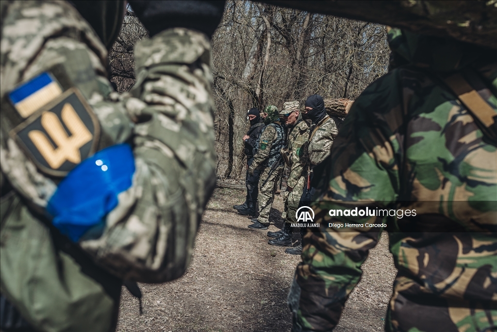 Ukraynalı gönüllüler Zaporijya kentinde askeri eğitim alıyor